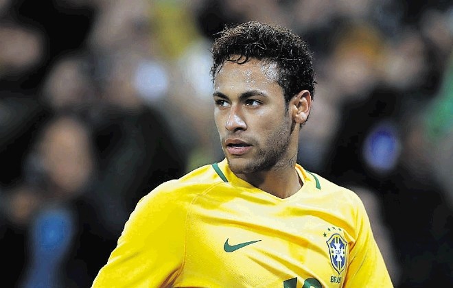 Neymar je uradno v zvezi z manekenko Natalio Barulich, ki zase pravi, da ima hrvaške korenine.