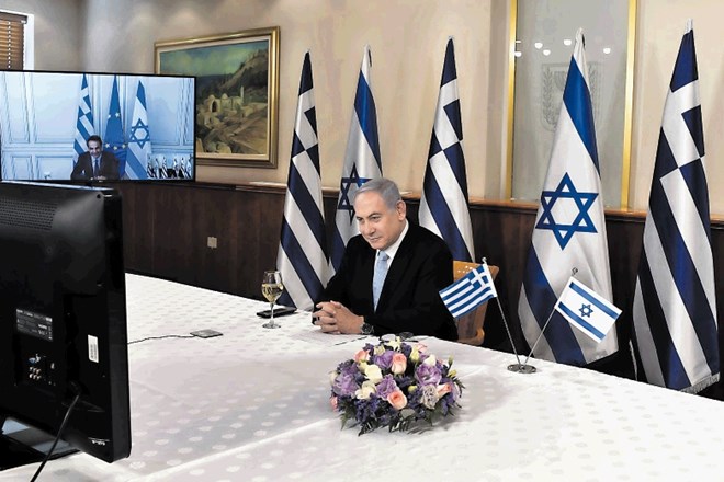 Benjamin Netanjahu bo kot prvi izraelski premier na položaju jutri stopil pred sodnike.