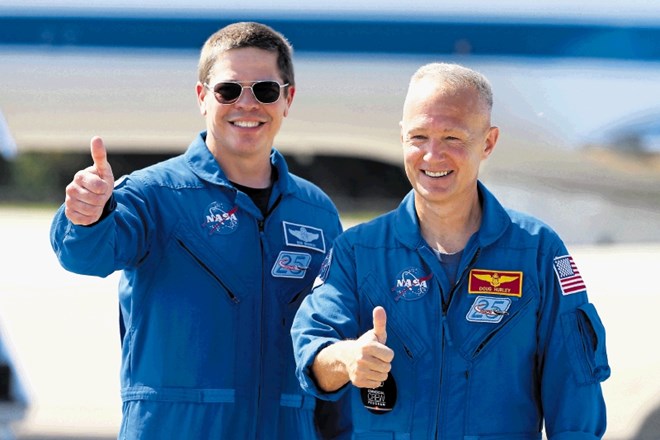 Bob Behnken (levo) in Doug Hurley bosta v plovilu Muskovega podjetja SpaceX  po devetih letih prva ameriška astronavta, ki...