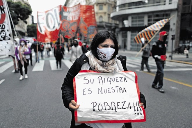 Včerajšnje demonstracije v Argentini s pomenljivim napisom: Vaše bogastvo je naša revščina!