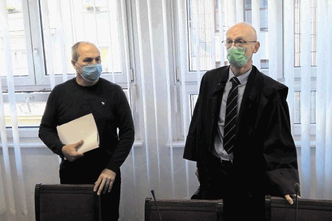 Aleksander Jančar (levo) v spremstvu odvetnika Stojana Zdolška na celjskem okrožnem sodišču.