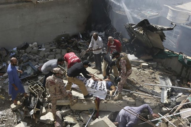 Petkova letalska nesreča v Pakistanu je bila po zadnjih podatkih usodna za 97 ljudi.