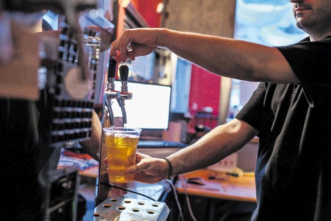 Odprtje gostinskih lokalov je pivovarsko panogo  začelo počasi prebujati, vendar bo njeno okrevanje dolgo.