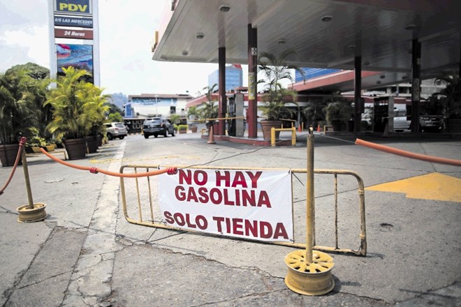 »Ni bencina,« opozarja napis pred črpalko v Caracasu, glavnem mestu države z največjimi zalogami nafte na svetu.