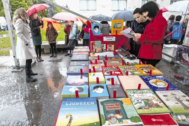 Lani je Slovenske dneve knjige, ki so napolnili trg pred Moderno galerijo, pospremil dež.