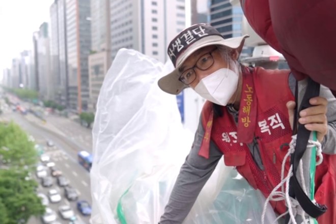 61-letni Kim Yong-hee protestira in živi na 20 metrov visokem prometnem stolpu nad mestom Seul v Južni Koreji.