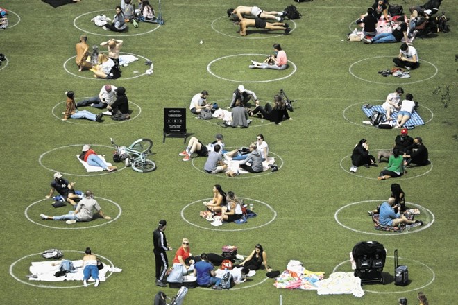 V parku Domino v newyorškem Brooklynu so obiskovalcem narisali kroge, znotraj katerih naj se držijo, da ne bodo preblizu...