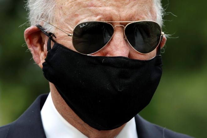 Biden označil Trumpa za trapastega, ker zavrača nošenje maske