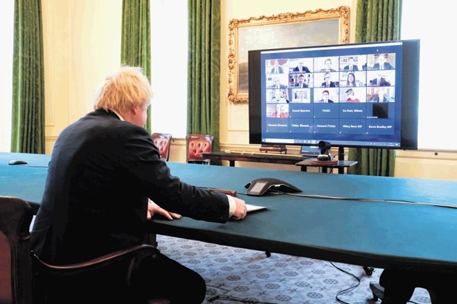 Johnson je včeraj prvič odgovarjal na vprašanja najvplivnejšega parlamentarnega odbora po videopovezavi.
