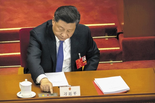 Kitajski predsednik Xi Jinping pritiska na zeleno tipko za sprejem zakonodaje o nacionalni  varnosti v Hongkongu.