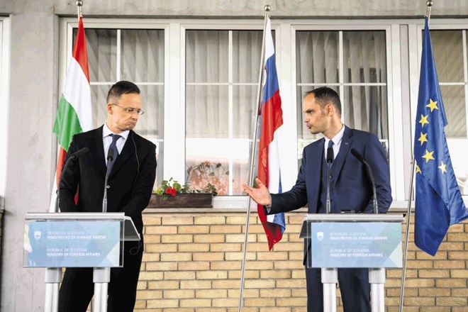 Tesne medstrankarske vezi med Slovenijo in Hrvaško so napredovale v meddržavne. Na fotografiji ministra Peter Szijjarto in...