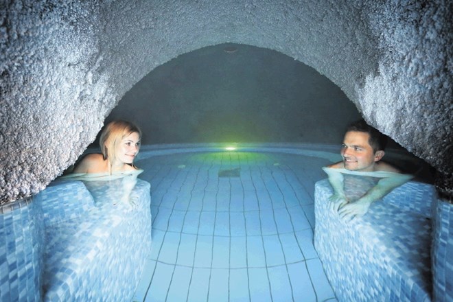 V sosednji Avstriji, kjer se bazeni odpirajo danes, morajo biti plavalci drug od drugega oddaljeni najmanj en meter. Izjema...