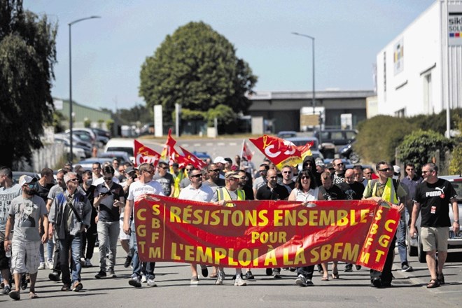 Francoski delavci stavkajo zaradi napovedanih  odpuščanj v Renaultovi tovarni v Caudanu.