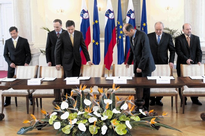 Predsedniki štirih koalicijskih strank ter  opozicijskih SD in SNS  so leta 2006 slovesno podpisali partnerstvo za razvoj.
