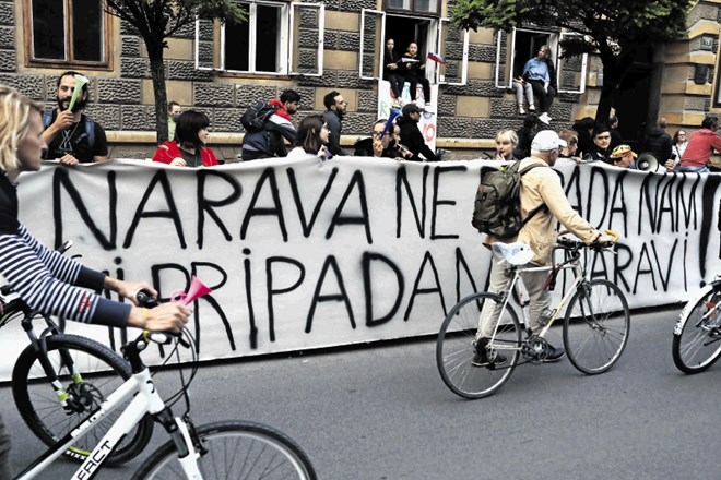 Okoljevarstveniki so na včerajšnjih protestih v Ljubljani naredili »špalir za naravo« iz 200 metrov transparentov. »Ni...