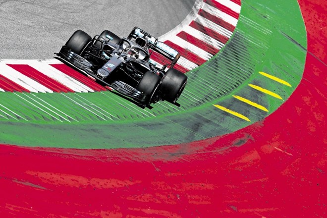 Prizor z lanskoletne dirke formule 1 v Spielbergu v Avstriji, na kateri kasnejši svetovni prvak Lewis Hamilton ni imel...
