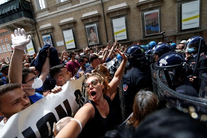 Soočenje policistov in skrajno desnih protestnikov med shodom proti italijanski vladi.