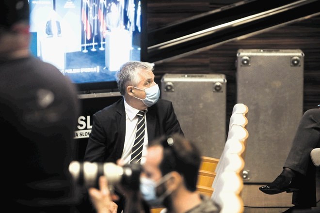 Zdravstveni minister Tomaž Gantar (na fotografiji) pravi, da maske niso obvezne, če ni velike gneče in je razdalja mogoča....