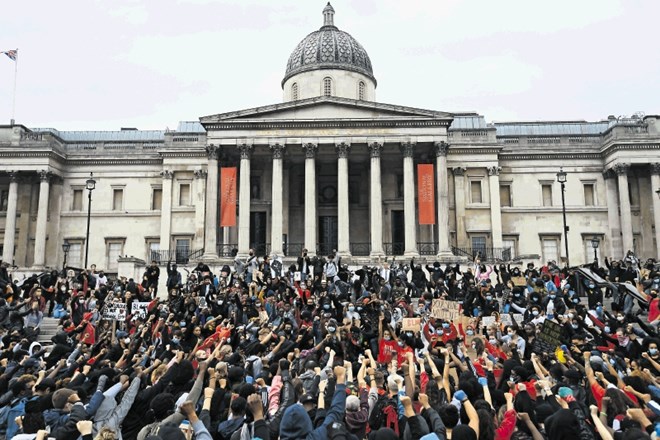 Protestniki se udeležujejo shoda na londonskem Trafalgar Squaru, potem ko so se demonstracije pod sloganom Črna življenja iz...
