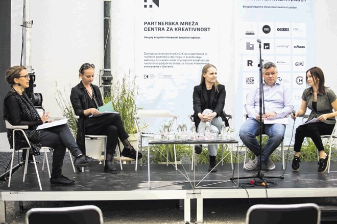 Analizo stanja kulturno-kreativnega sektorja so v MAO predstavili moderatorka Meta Štular (levo), vodja Platforme Center za...