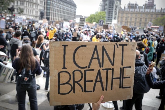 Protesti se vrstijo tudi v Evropi. Na fotografiji so protestniki v Londonu.
