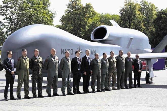 Takole so se visoki uradniki Nata in vojaško osebje lani fotografirali pred takrat novim vojaškim dronom.