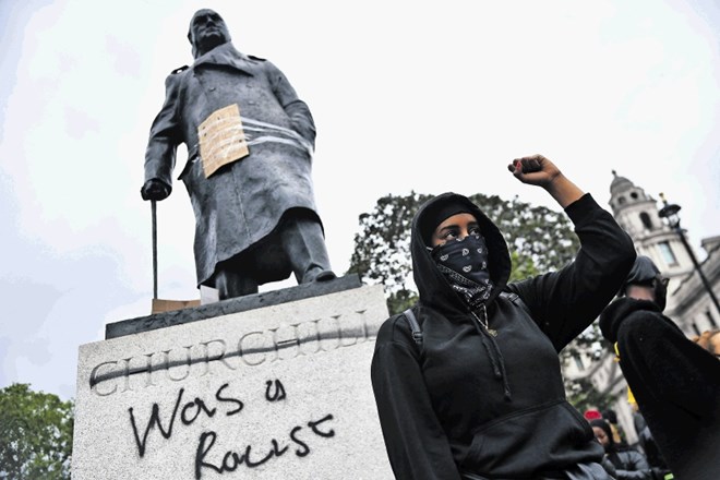 Tudi spomenik Winstonu Churchillu pred britanskim parlamentom je minuli konec tedna  ob protestih z vodilom,  da »črna...