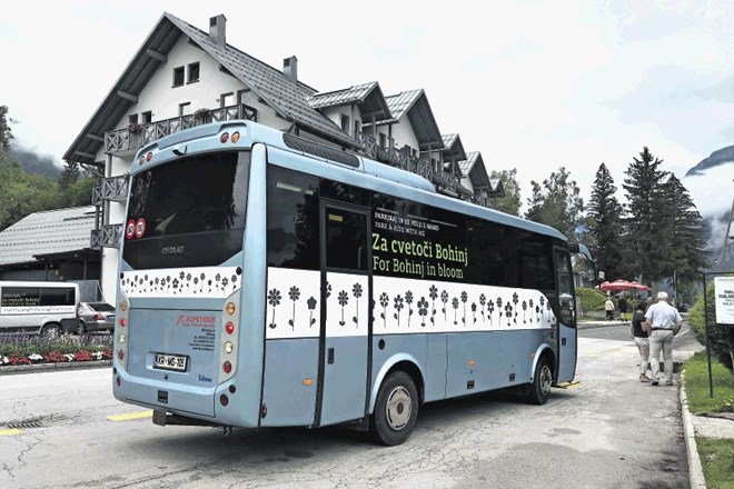 Avtobusi, ki bodo poleti prevažali obiskovalce Bohinja z oddaljenih parkirišč, bodo po novem ustavljali na vseh bohinjskih...