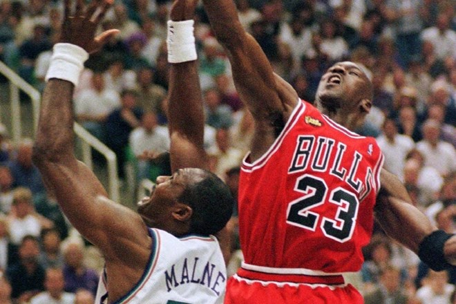 Karl Malone (levo) je bil z Utahom v finalih lige NBA proti Chicagu Michaela Jordana dvakrat prekratek, večkrat pa je zavrnil...