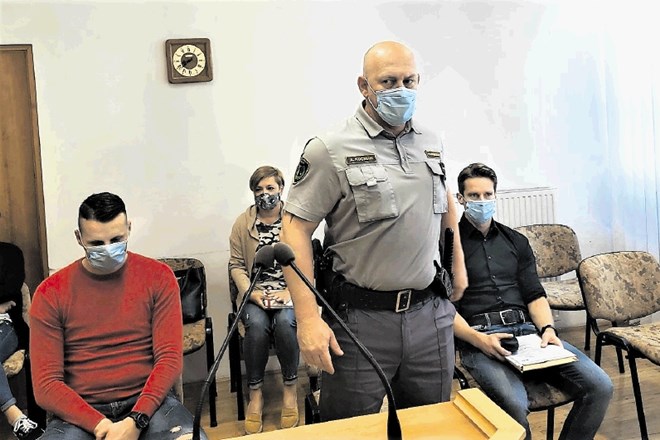 Dejan Kos (levo) in Aleš Dovgan sta se na sodišču včeraj večkrat opravičila vsem, ki so bili prizadeti zaradi njunih zavržnih...