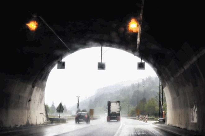 Med prenovo bo promet v predoru Golovec potekal dvosmerno.