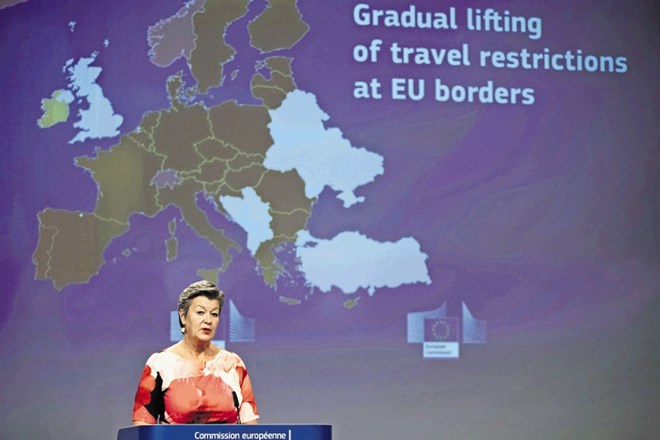 Komisarka za notranje zadeve Ylva Johansson je članicam EU predlagala postopno sproščanje omejitev na zunanjih evropskih...