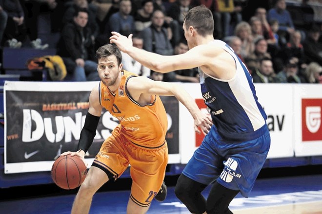 Domžalski Helios (v oranžnem Blaž Mahkovic) bo v naslednji sezoni edini slovenski predstavnik v 2. ligi ABA.