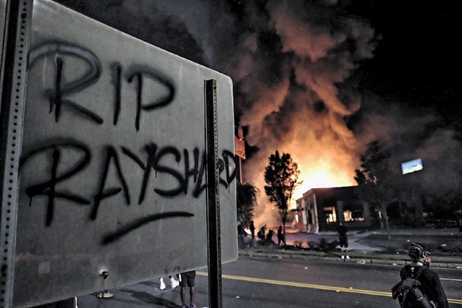 V Atlanti so demonstranti v soboto zažgali restavracijo s hitro prehrano, iz katere so poklicali policijo zaradi  Raysharda...