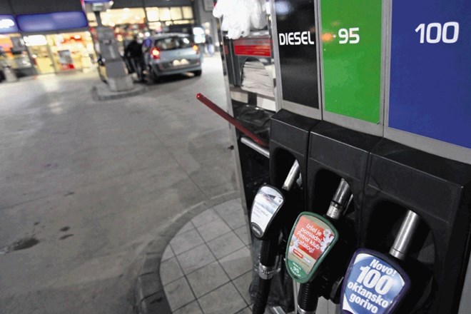 Ceni bencina in dizla ostajata pri enem evru za liter