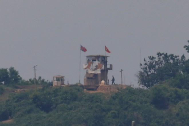 Severnokorejski vojak ob nadzornem stolpu v bližini demilitariziranega območja.