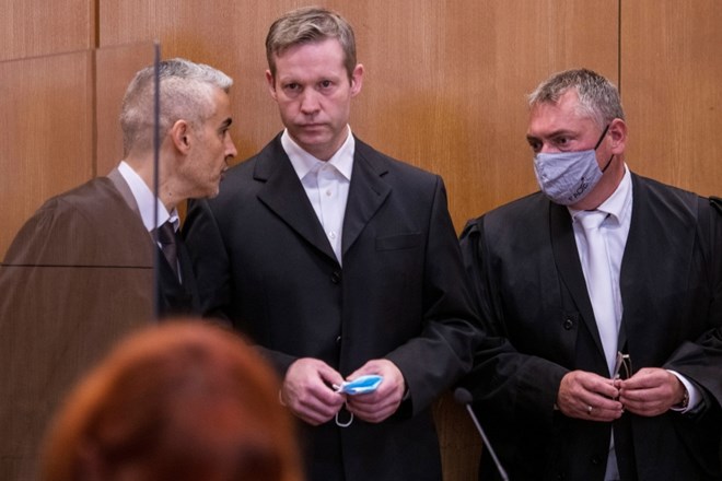 Stephan Ernst (v sredini) je obtožen umora lokalnega politika.