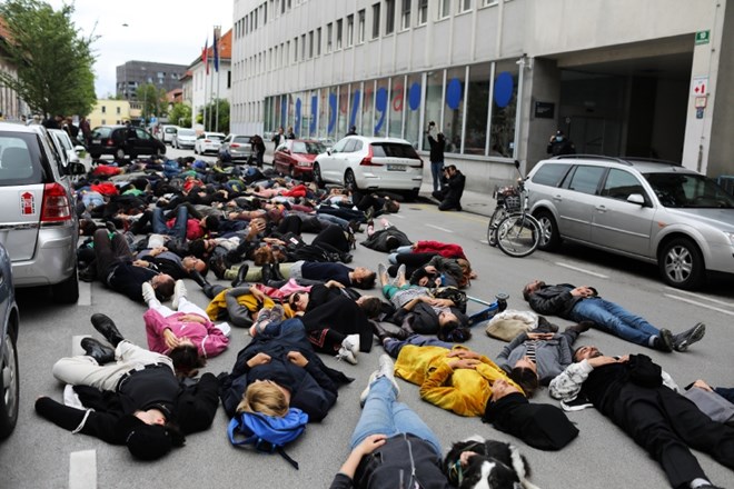 Prejšnji teden so kulturniki v znak protesta ležali pred stavbo ministrstva za kulturo, tokrat pa so glasno aplavdirali.