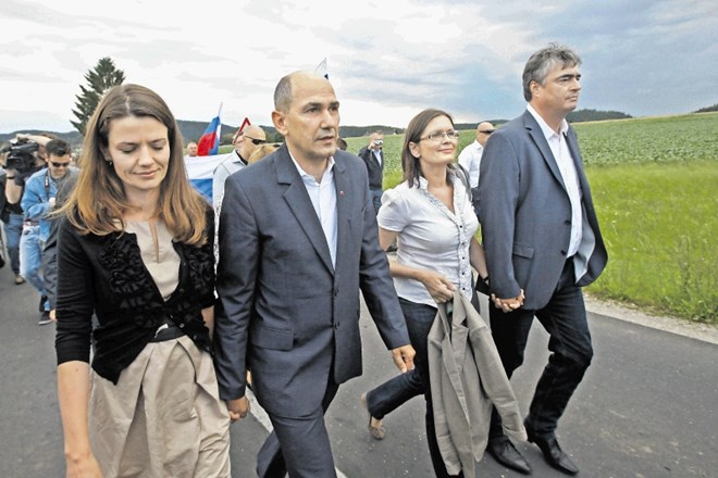 Andreja Valič Zver, soproga podpredsednika SDS in evropskega poslanca Milana Zvera (na fotografiji desno), je pred skoraj...