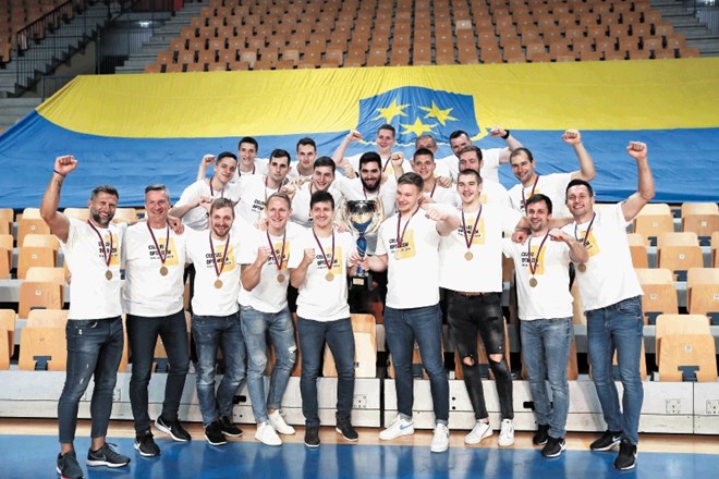 Celjski rokometaši so danes v praznem Zlatorogu dobili pokal in kolajne za naslov prvaka v sezoni 2019/20.