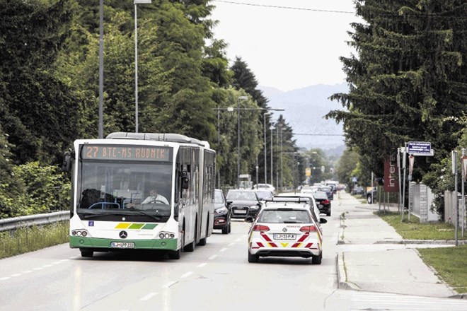Na Jurčkovi cesti je vsakodnevno povečan promet do nakupovalnega središča Rudnik.