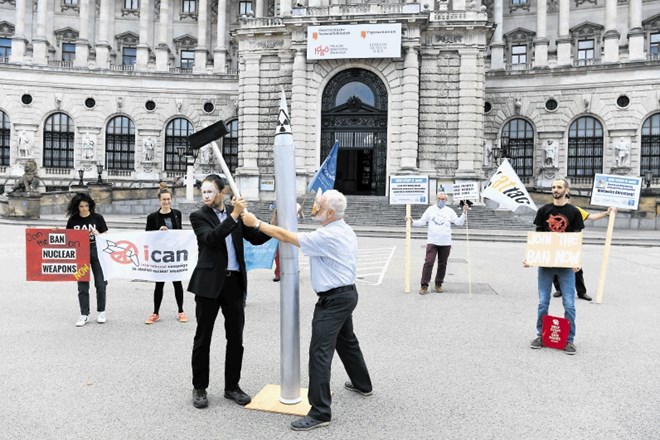 Protestniki se udeležujejo shoda, ki ga je ob začetku pogajanj na Dunaju organizirala Mednarodna kampanja za odpravo vsega...