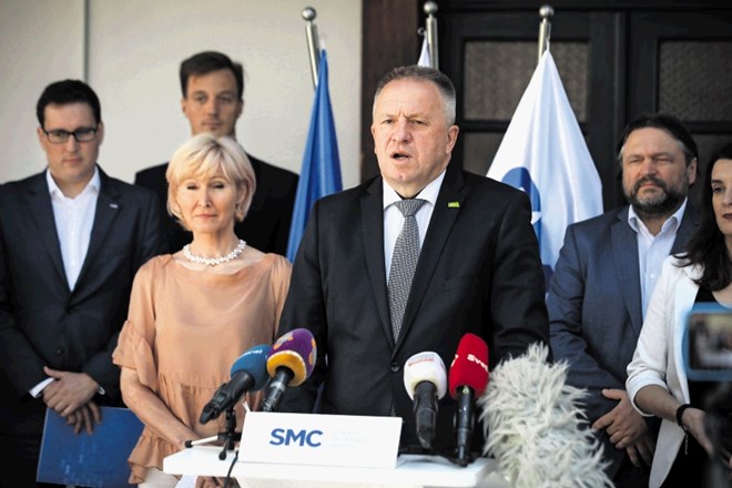 Stranka SMC bo kljub odhodu dveh svojih poslancev vztrajala, da obdrži vsa štiri ministrska mesta in vodenje parlamenta.