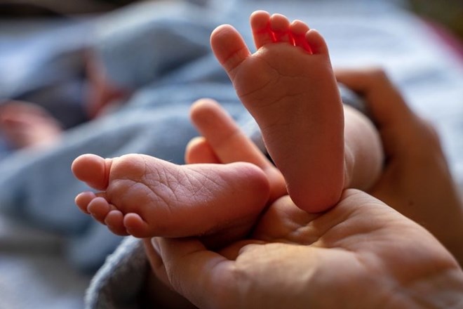 Število novorojencev tudi v letu 2019 manjše od 20.000