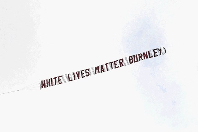 »Življenja belcev štejejo, Burnley,« je sporočal napis, ki ga je letalo vleklo za seboj nad stadionom v Manchestru, kjer sta...