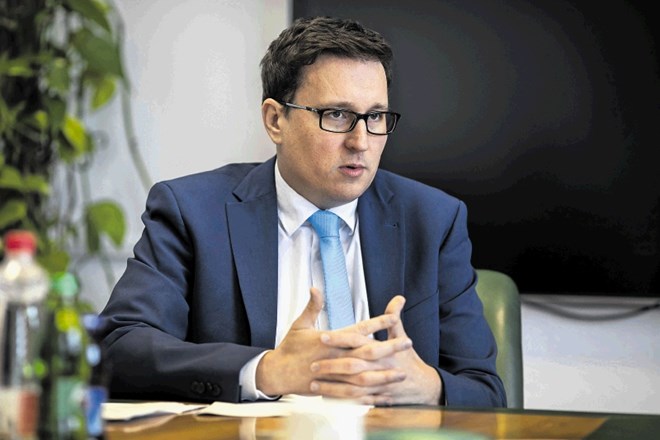 Minister za javno upravo Boštjan Koritnik je povedal, da so v stranki SMC bolj naklonjeni ukinitvi volilnih okrajev in uvedbi...