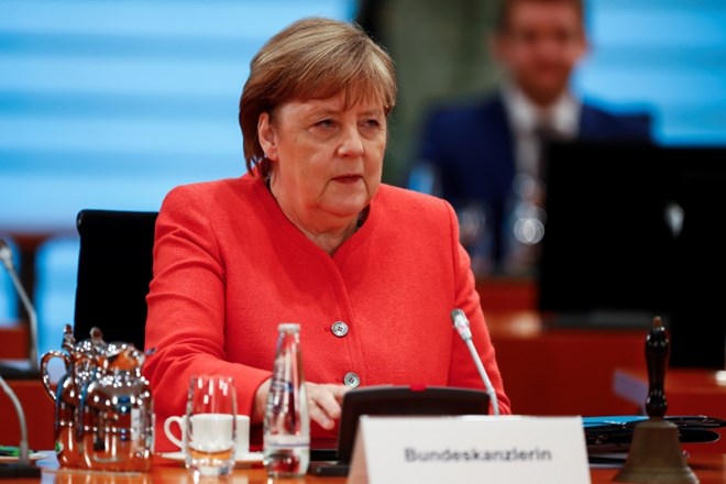 Nemška kanclerka Angela Merkel svoje ljudi opozarja, da nevarnosti še ni konec.