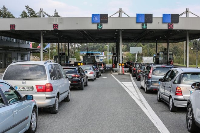 Na Gruškovju osebna vozila pri vstopu v Slovenijo čakajo uro in pol. Prav toliko znaša čakalna doba pri vstopu v državo na...