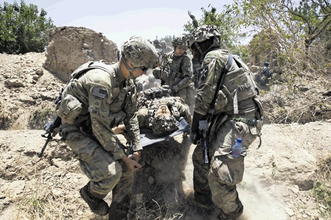 Ameriški vojaki med evakuacijo ranjenega kolega na arhivski fotografiji iz Afganistana.