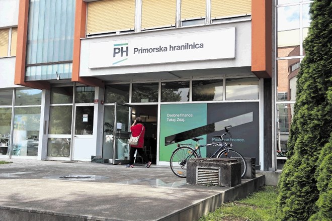 Poslovalnico v Bovcu, kjer so imeli odprtih 2200 računov, so v Novi KBM zaprli, zato v Primorski hranilnici načrtujejo, da bi...
